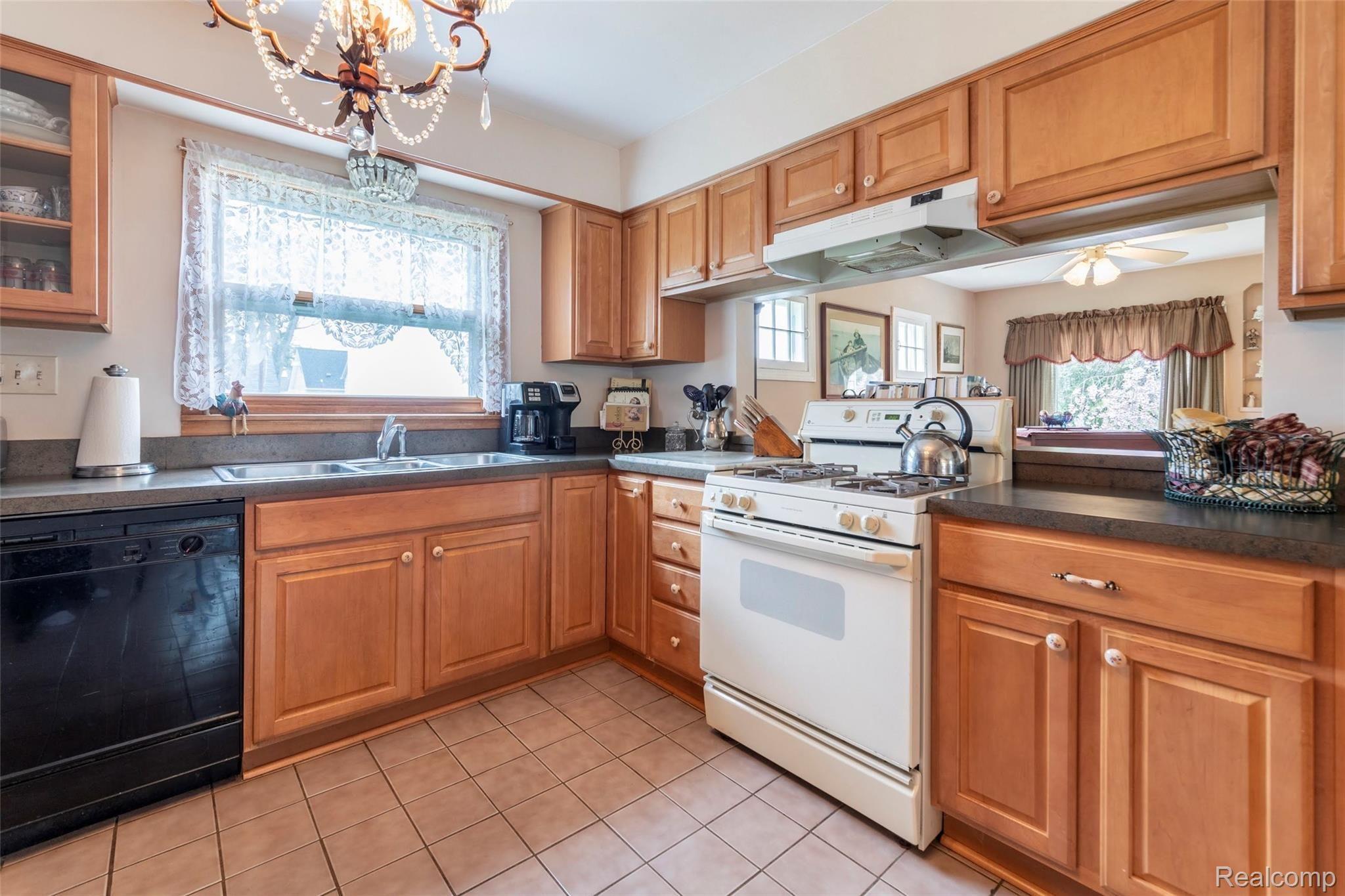 10633 Stark Road Livonia, MI 48150 - Photo 10 of 37 Kitchen with included appliances