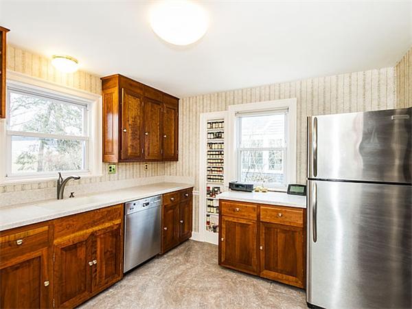 29 Thornton Road Waltham, MA 02453 - Photo 3 of 23