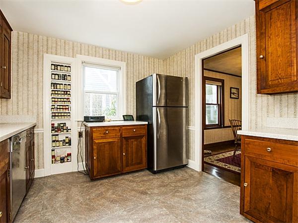 29 Thornton Road Waltham, MA 02453 - Photo 5 of 23