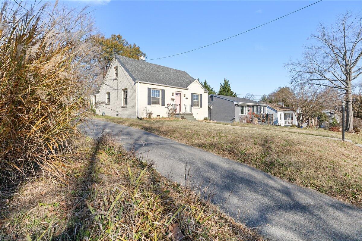 2513 Montvale Road Southwest Roanoke, VA 24015 - Photo 3 of 21 03-2513 Montvale Rd SW_03
