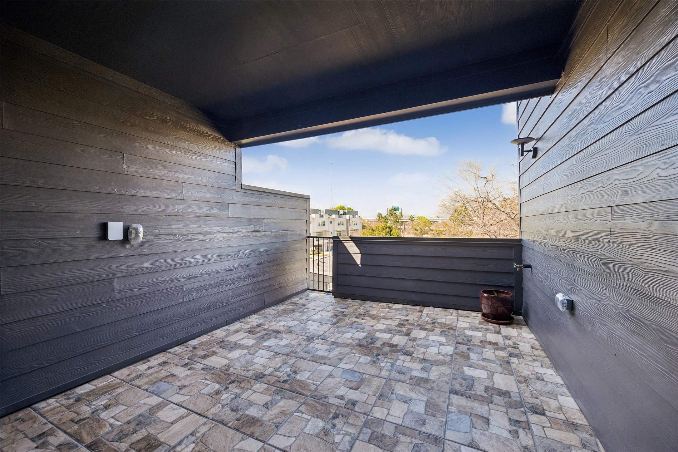 3107 Webster Street, Unit B Houston, TX 77004 - Photo 21 of 23 Large covered roof top deck