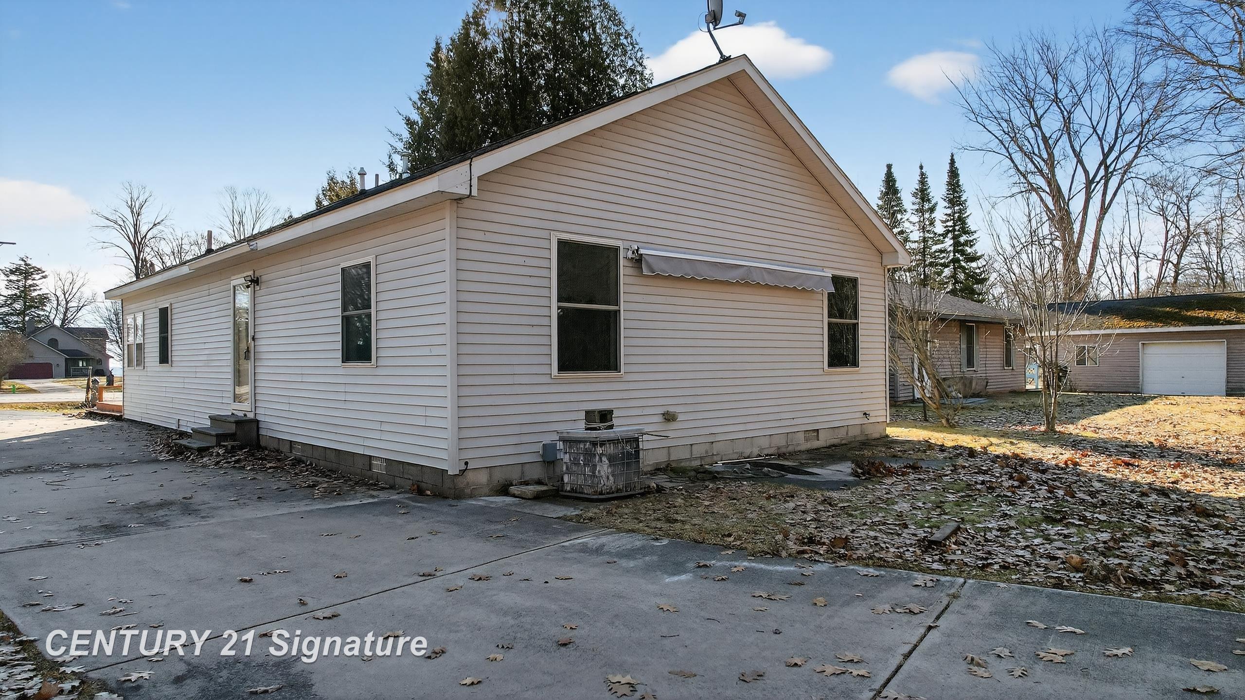 1647 North Huron Road Tawas City, MI 48763 - Photo 3 of 61