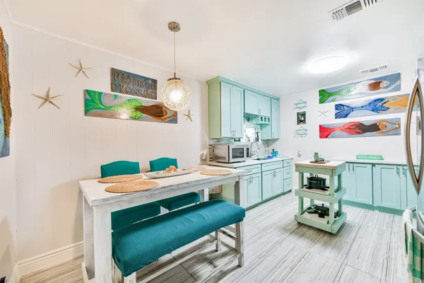 $2,200 | 728 7th Street, Galveston, TX 77550