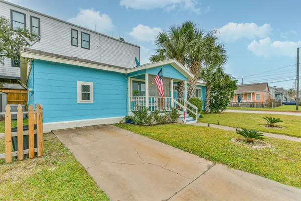 $2,200 | 728 7th Street, Galveston, TX 77550