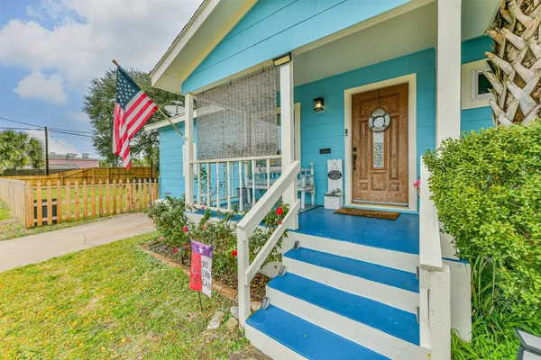 $2,200 | 728 7th Street, Galveston, TX 77550