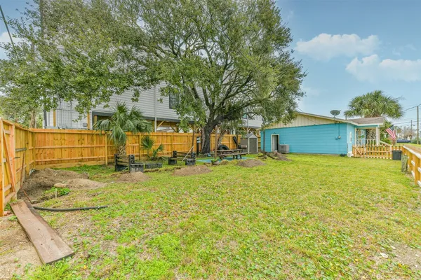 $2,200 | 728 7th Street, Galveston, TX 77550