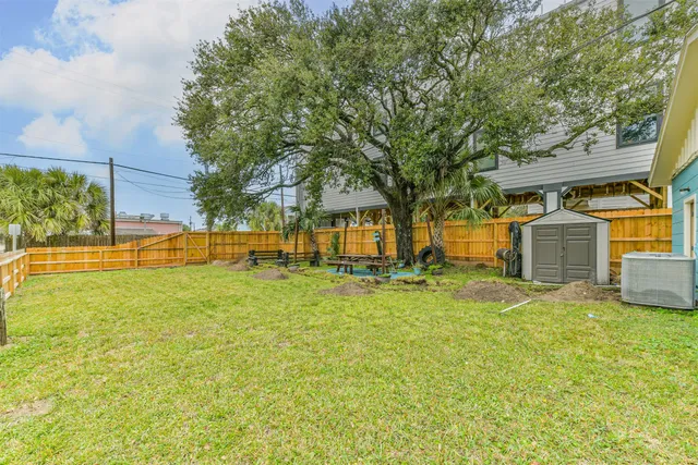 a view of a house with a backyard