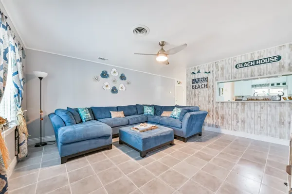 $2,200 | 728 7th Street, Galveston, TX 77550