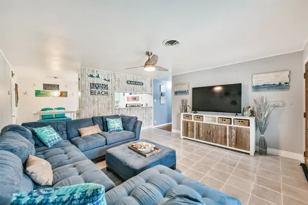 $2,200 | 728 7th Street, Galveston, TX 77550