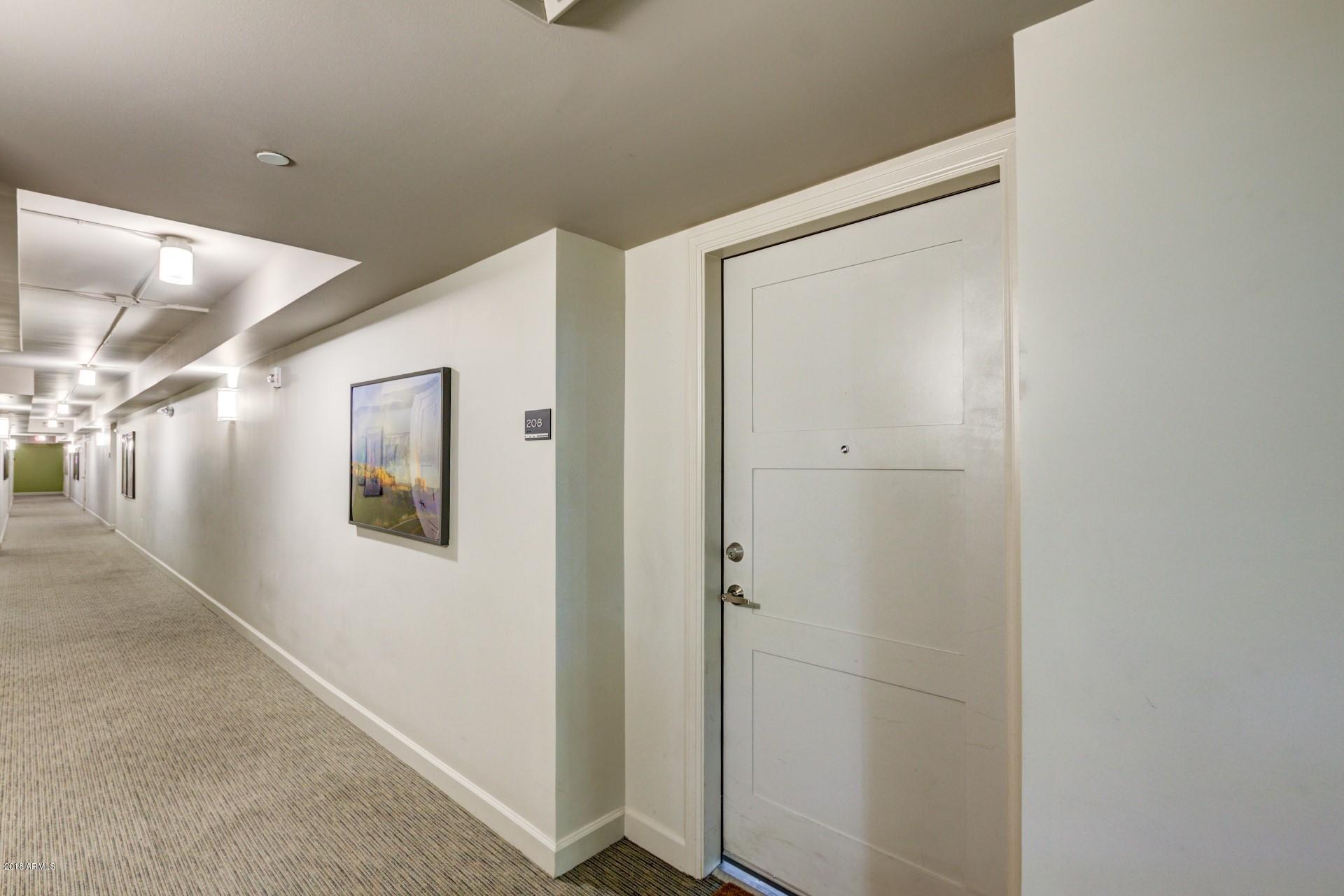 535 West Thomas Road, Unit 208 Phoenix, AZ 85013 - Photo 21 of 22 a bathroom with a mirror
