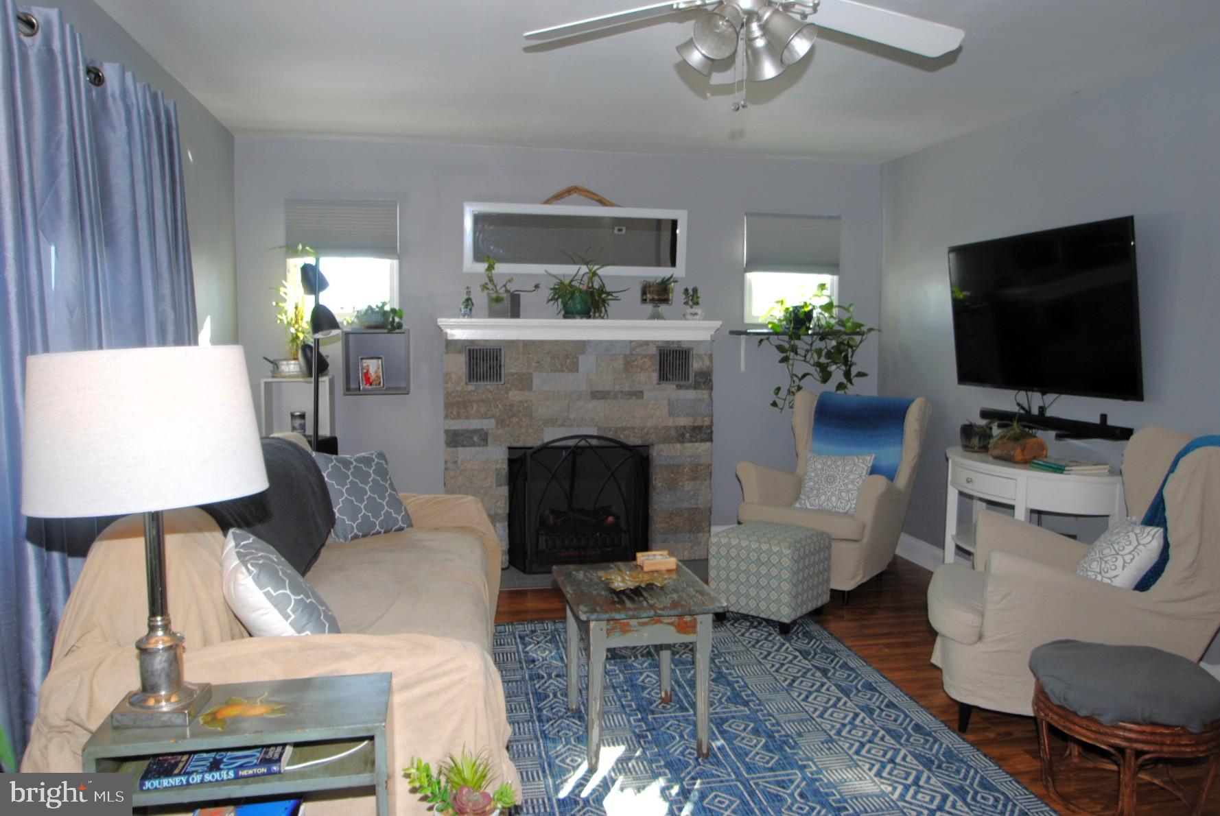 400 West Holly Oak Road Wilmington, DE 19809 - Photo 11 of 60 Living room