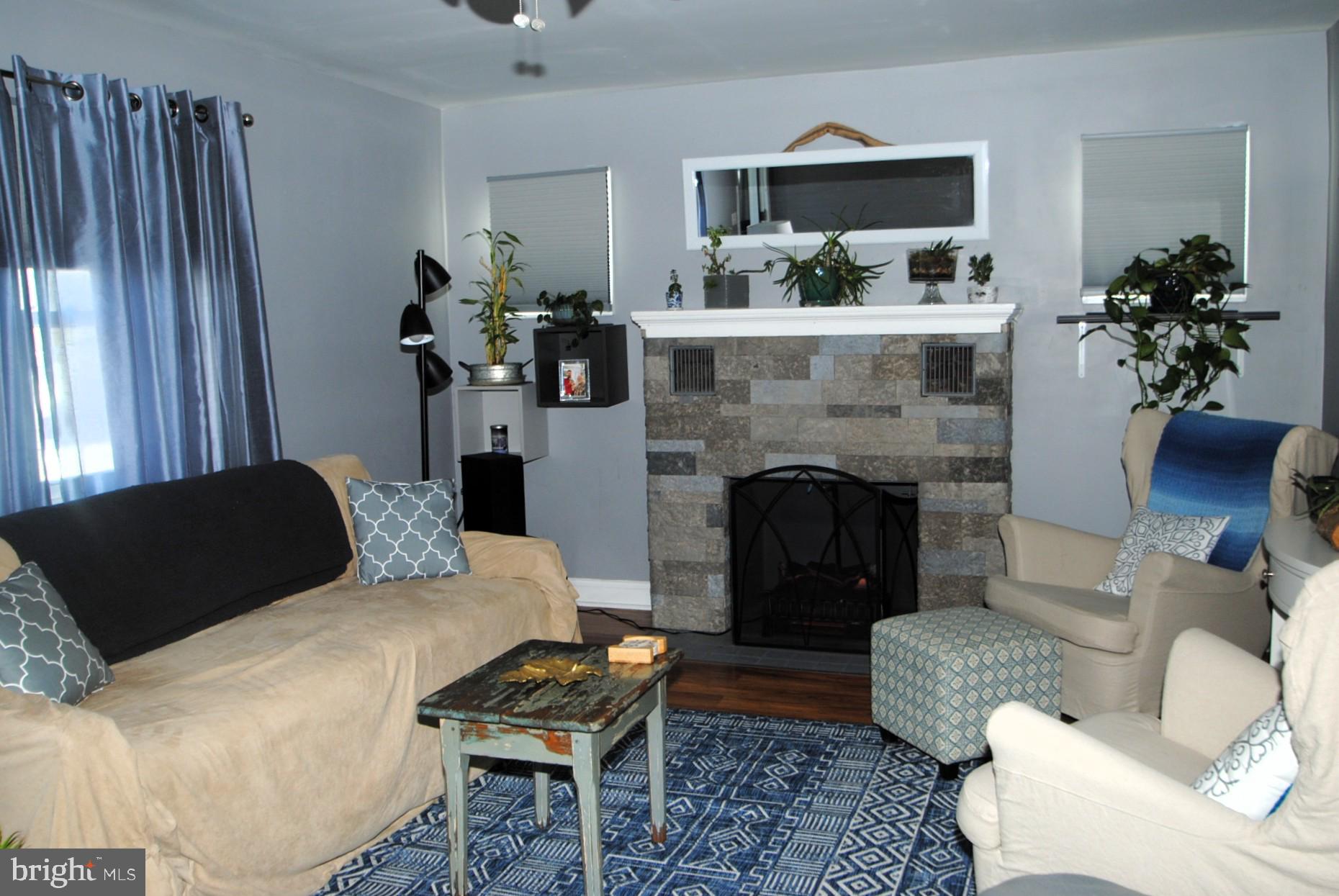 400 West Holly Oak Road Wilmington, DE 19809 - Photo 10 of 60 Living Room