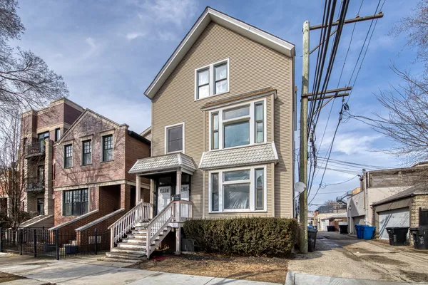 $3,695 | 1214 West Melrose Street, Unit CH, Chicago, IL 60657