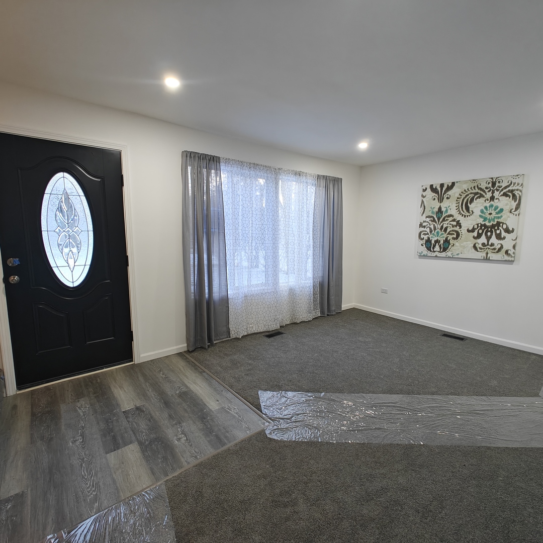 628 Mohawk Drive Round Lake Heights, IL 60073 - Photo 2 of 14 a view of a hallway with entryway