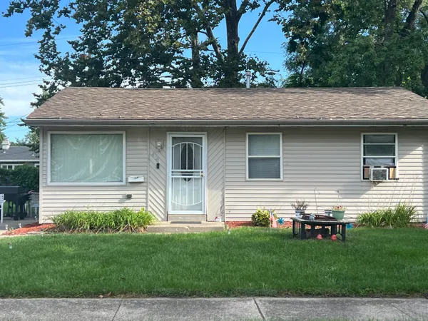 a front view of house with yard