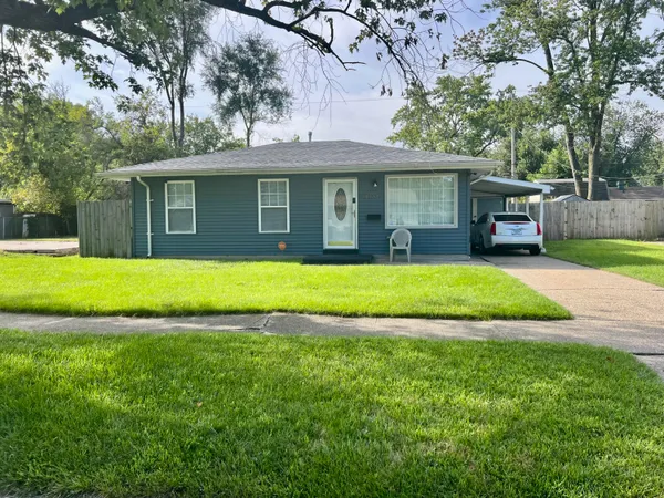 a view of a yard in front of house