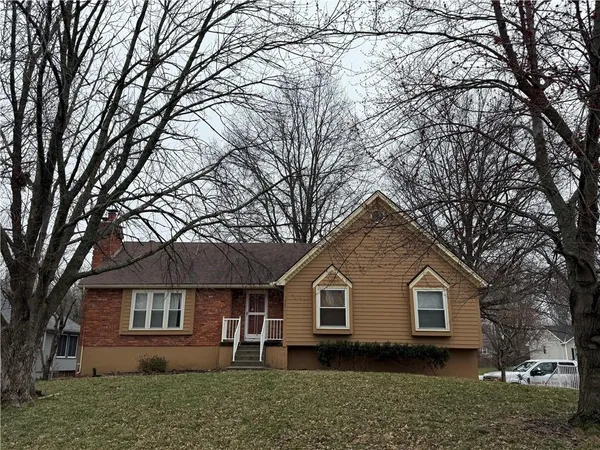 $290,000 | 613 Southeast Brentwood Drive, Lee's Summit, MO 64063
