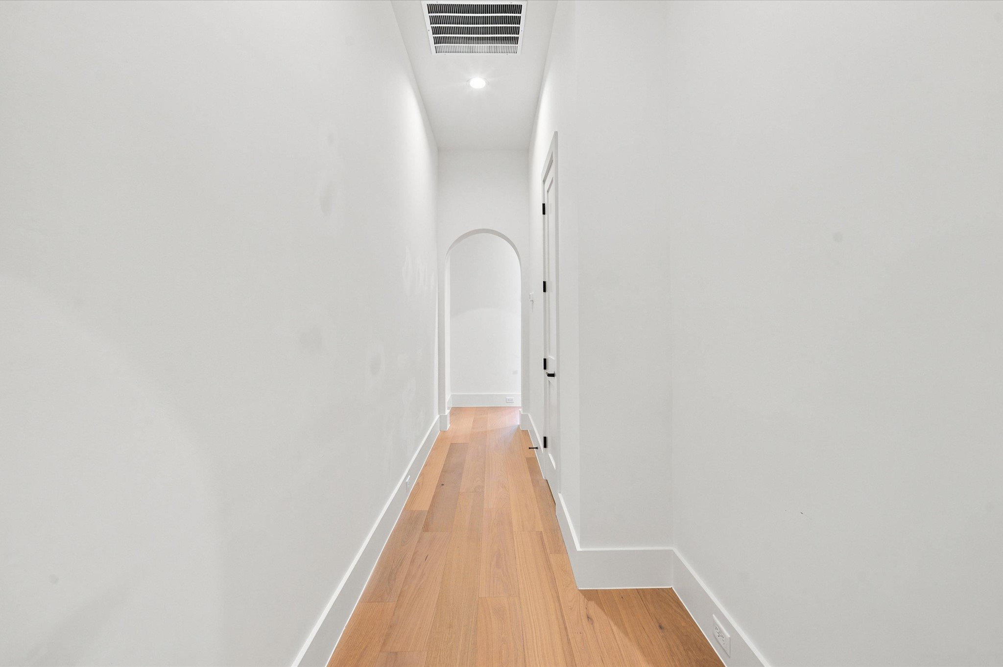 112 East 27th Street Houston, TX 77008 - Photo 33 of 43 Arched doorway leads to kitchen and living area.