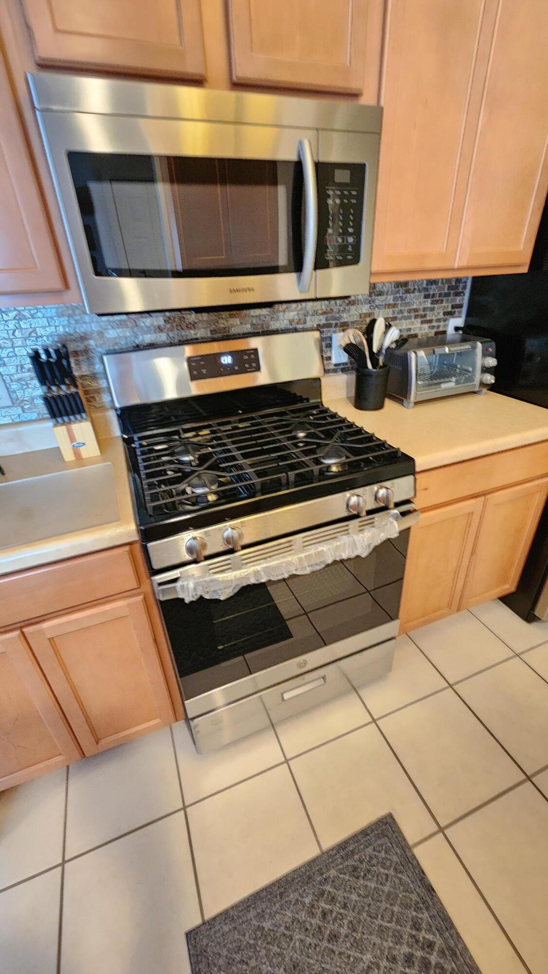 604 Cambridge Court, Unit 2A Munster, IN 46321 - Photo 10 of 31 a stove top oven sitting inside of a kitchen