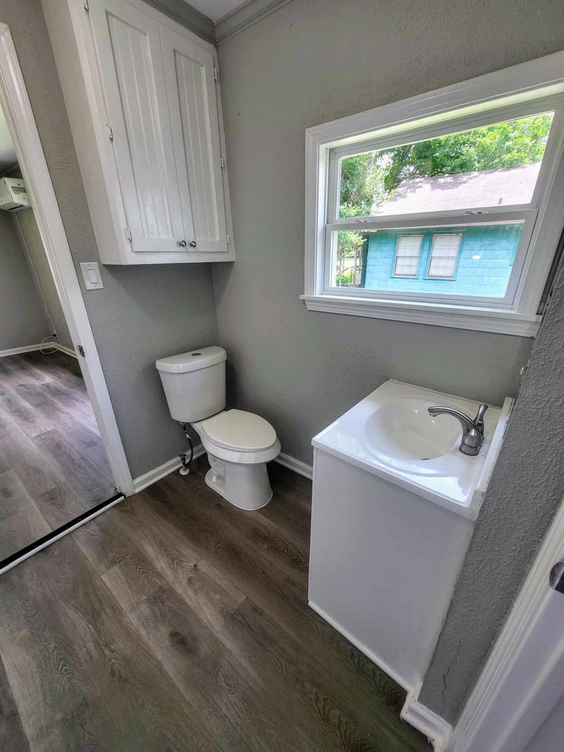 406 East Foley Street Alvin, TX 77511 - Photo 16 of 23 Shared bathroom