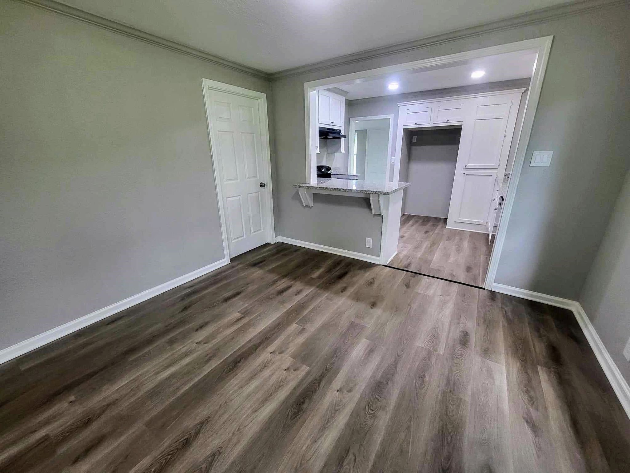 406 East Foley Street Alvin, TX 77511 - Photo 6 of 23 Dining area with breakfast bar