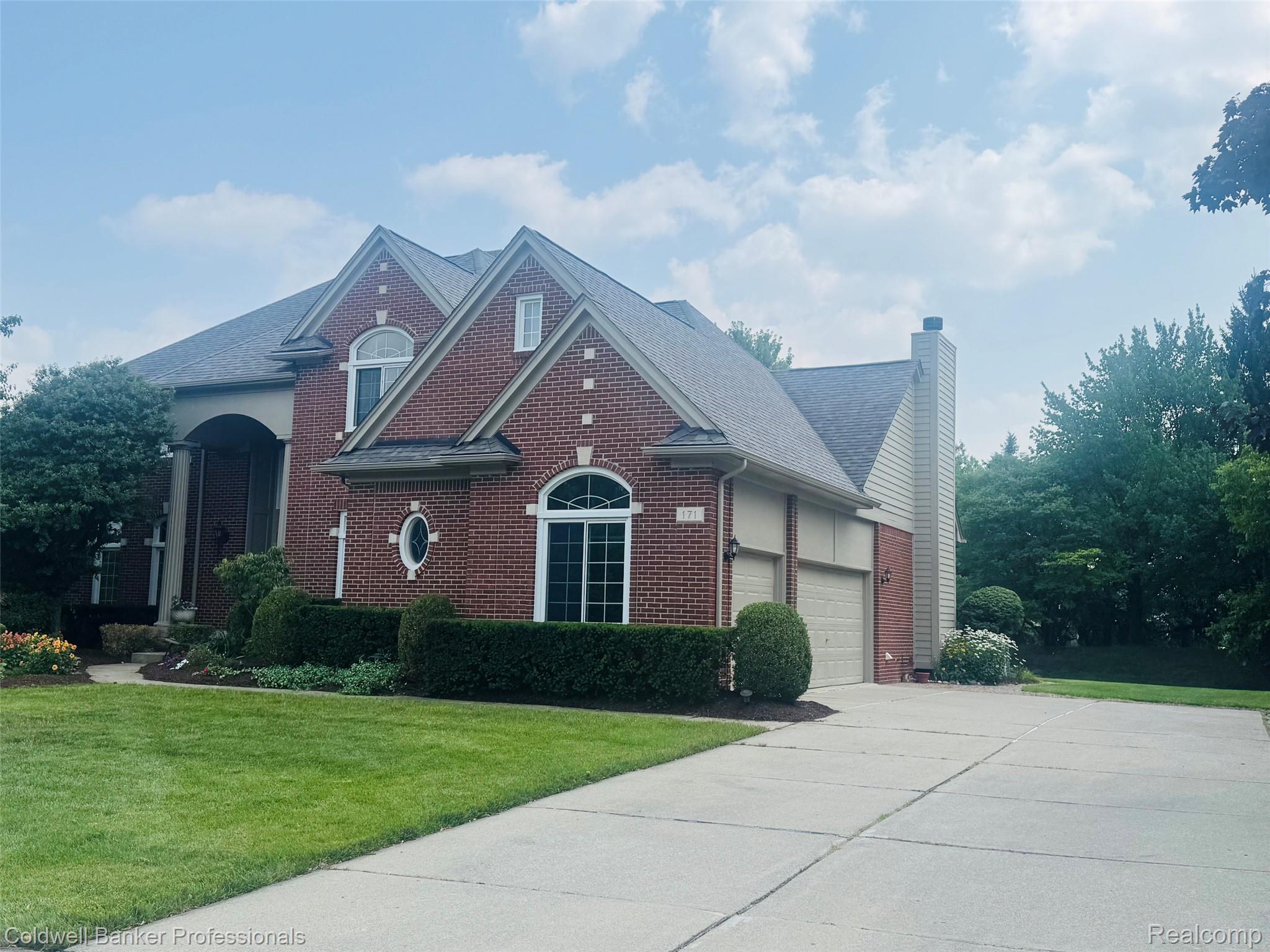171 Millstone Road Troy, MI 48084 - Photo 37 of 39 3 car garage and long driveway