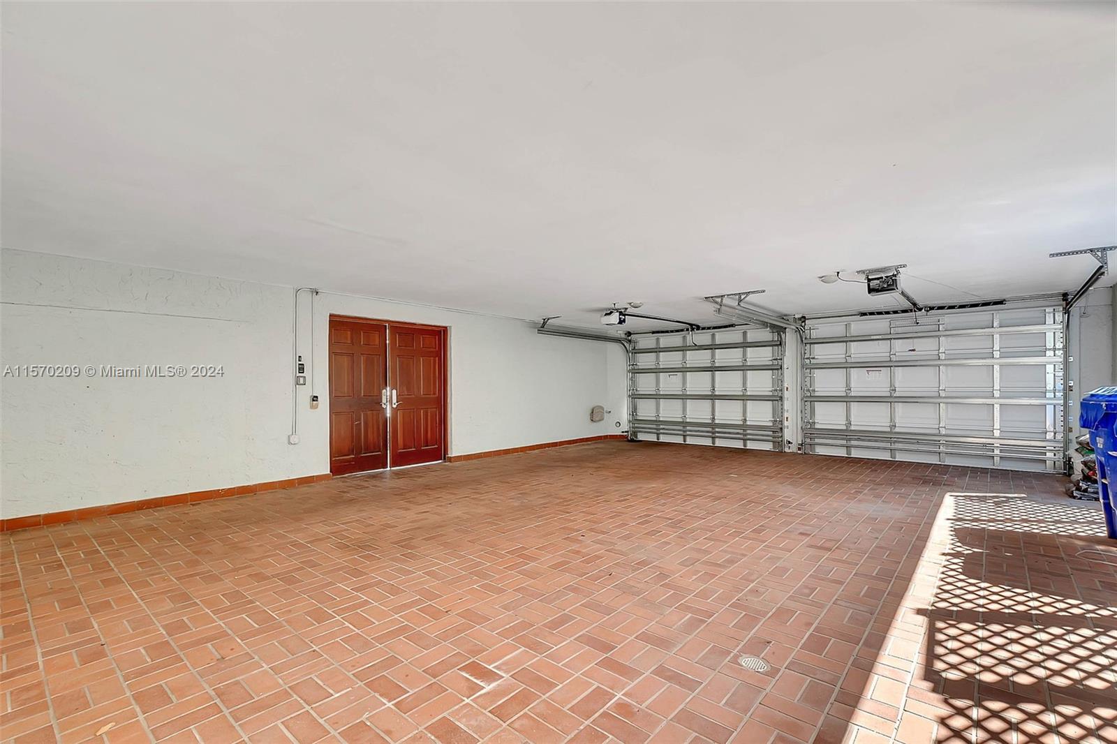 3620 Curtis Lane Miami, FL 33133 - Photo 28 of 33 a view of a garage