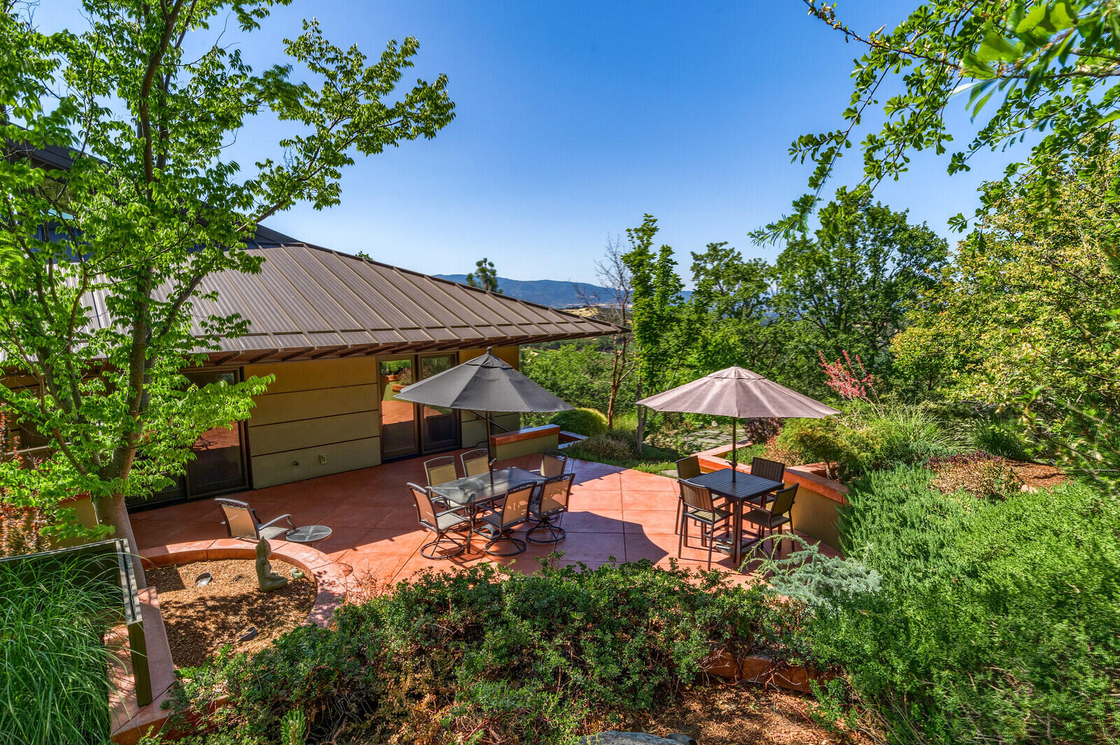 4922 Pioneer Road Medford, OR 97501 - Photo 56 of 70 Outside patio area
