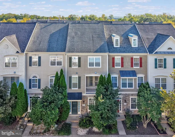 a view of multiple houses with a outdoor space