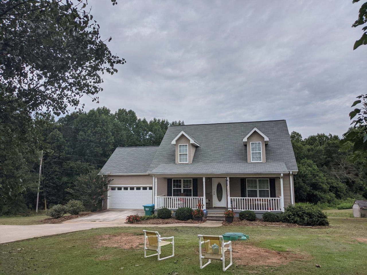 1986 Hewell Road Dewy Rose, GA 30634 - Photo 1 of 1 front view of a house with a yard