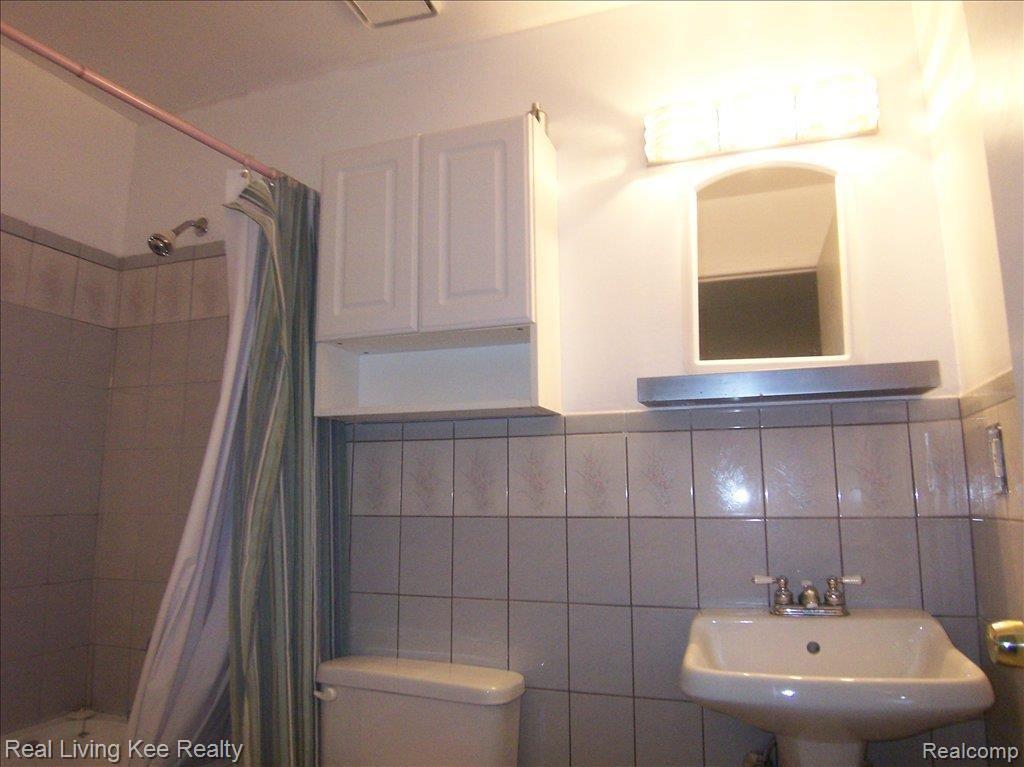 1467 Carriage Lane, Unit 94 Rochester, MI 48306 - Photo 17 of 19 Main Bath
