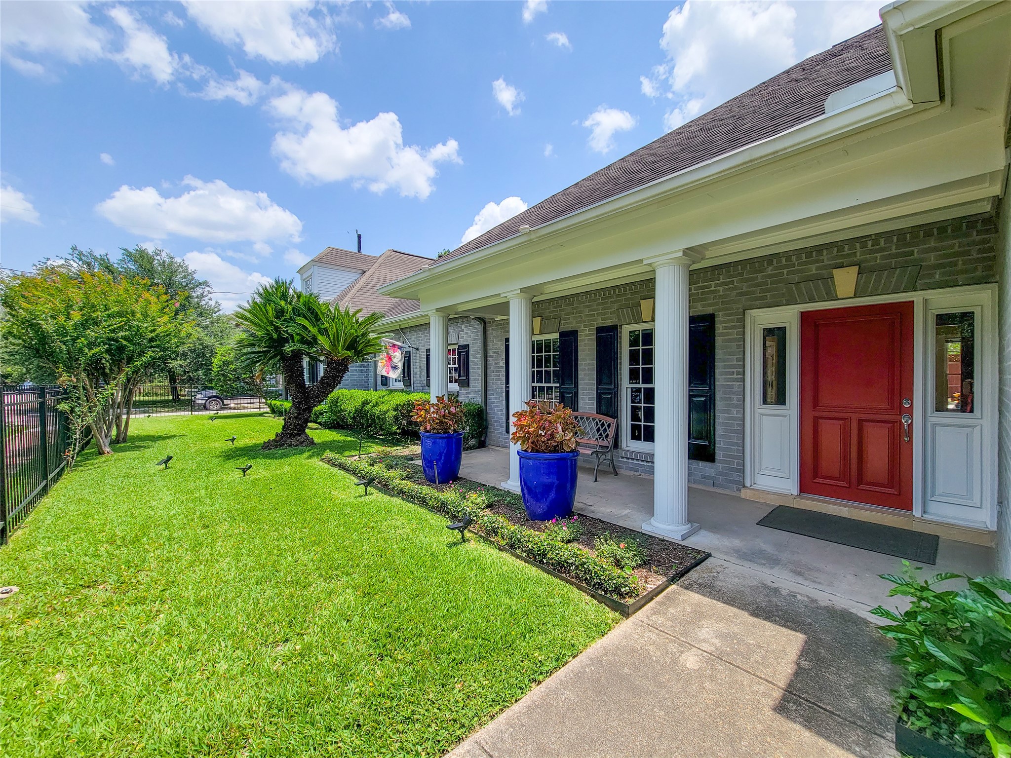 4401 Roseland Street Houston, TX 77006 - Photo 3 of 46 Beautiful front veranda on this Classic Georgian Manor!!!