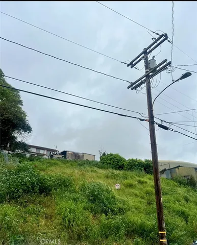 a view of a back yard of the house and green space