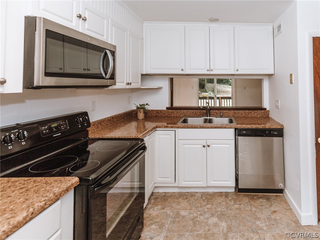 10134 Natural Bridge Road Chesterfield, VA 23236 - Photo 3 of 10 Beautiful Kitchen with SS appliances!
