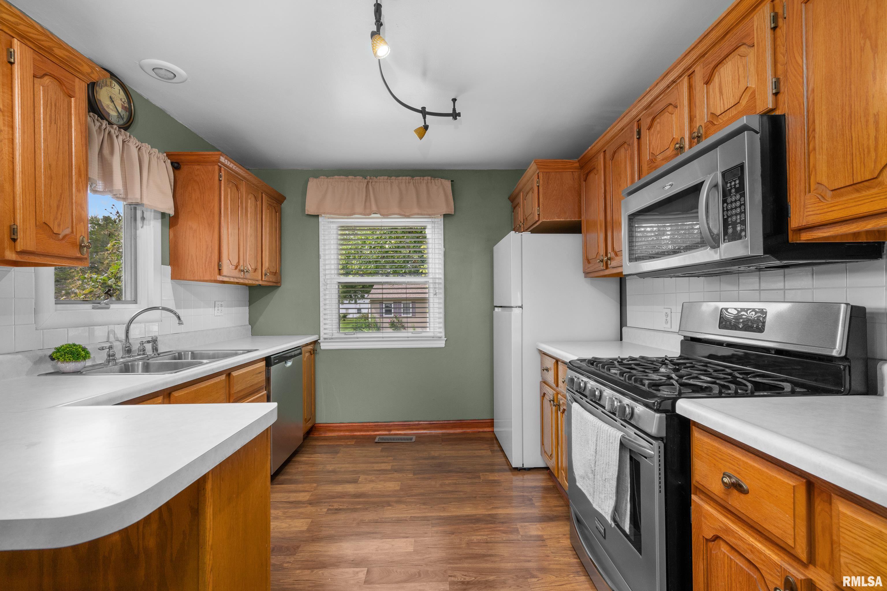 13611 138th Street West Taylor Ridge, IL 61284 - Photo 7 of 26
