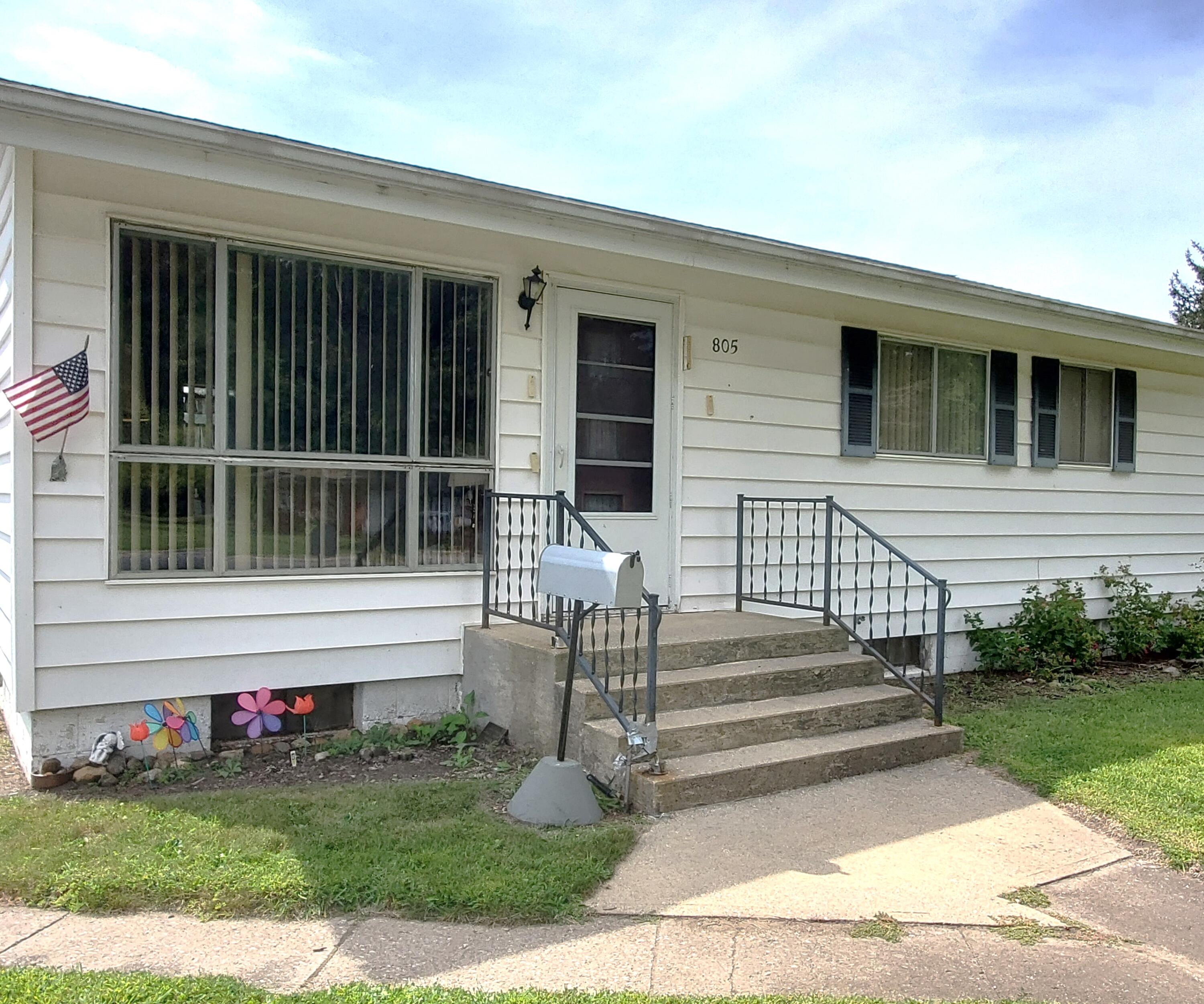 805 West Washington Street Rensselaer, IN 47978 - Photo 2 of 15 a front view of a house with a yard