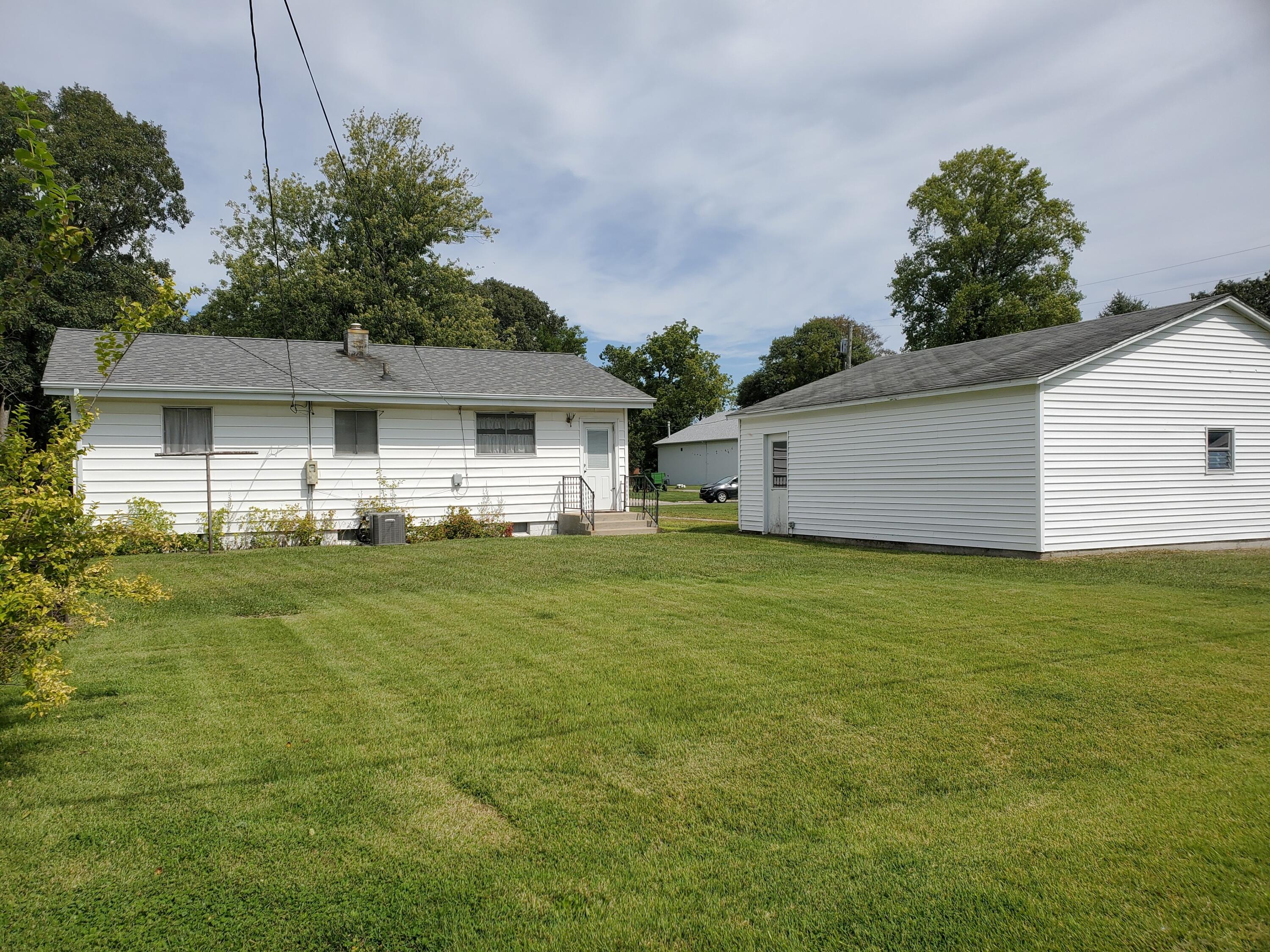 805 West Washington Street Rensselaer, IN 47978 - Photo 3 of 15 a front view of house with yard and green space