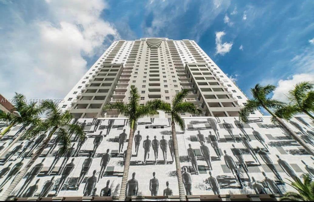 185 Southeast 14th Terrace, Unit 802 Miami, FL 33131 - Photo 1 of 19 a view of a large building