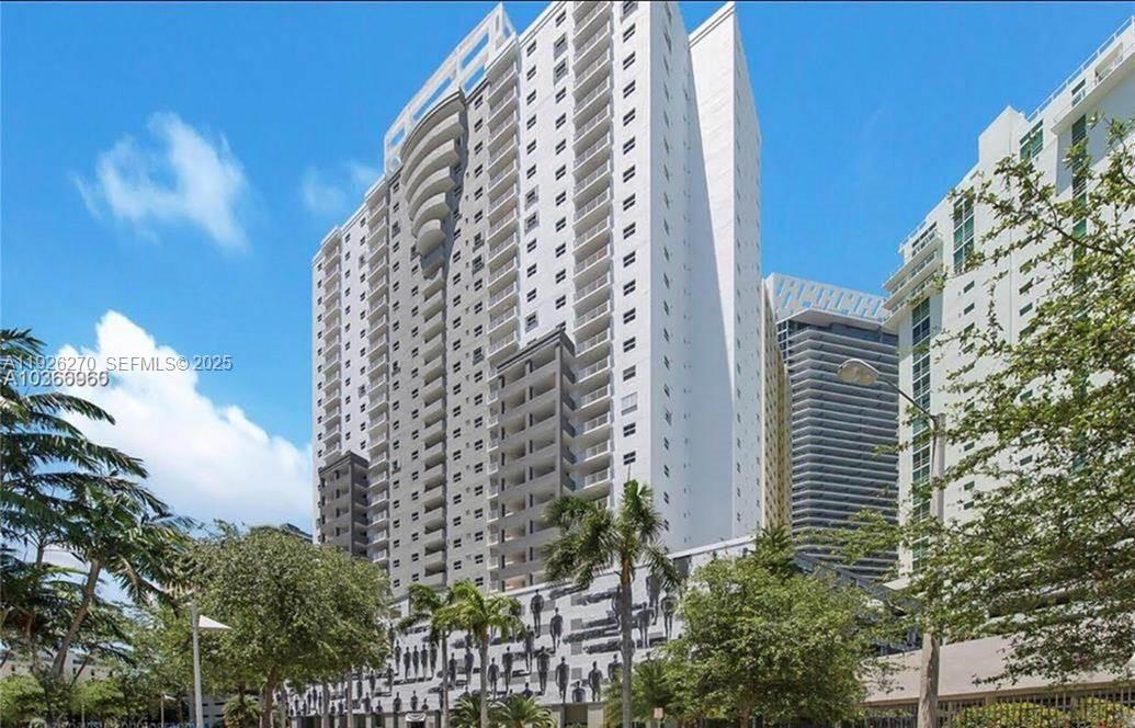 185 Southeast 14th Terrace, Unit 802 Miami, FL 33131 - Photo 18 of 19 a view of a multi story building