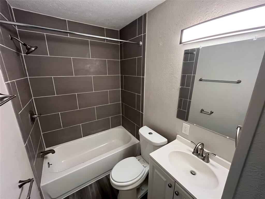 5827 Columbia Avenue Dallas, TX 75214 - Photo 8 of 15 a bathroom with a toilet sink and shower