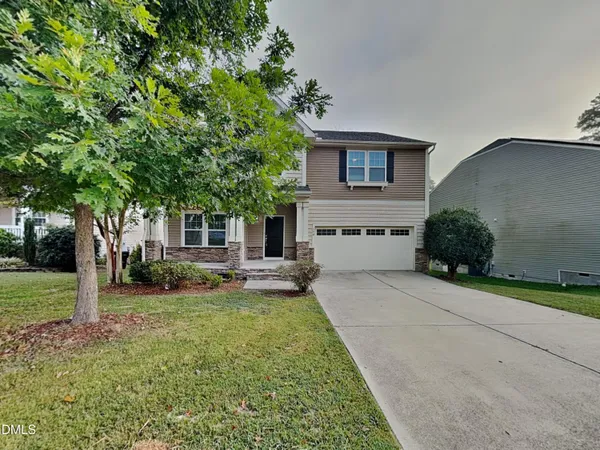 a view of a house with a yard