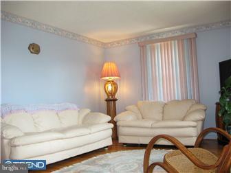 8012 Lawndale Avenue Philadelphia, PA 19111 - Photo 2 of 12 Living Room