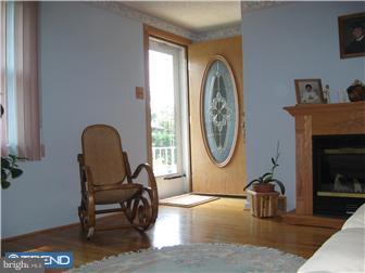 8012 Lawndale Avenue Philadelphia, PA 19111 - Photo 3 of 12 Living Room