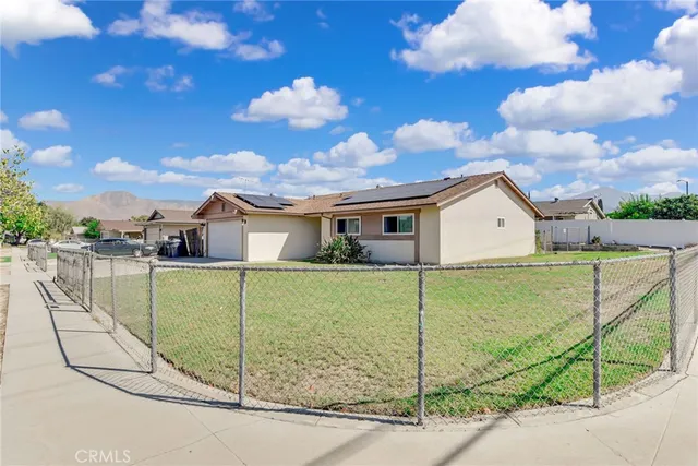 a view of a house with a backyard