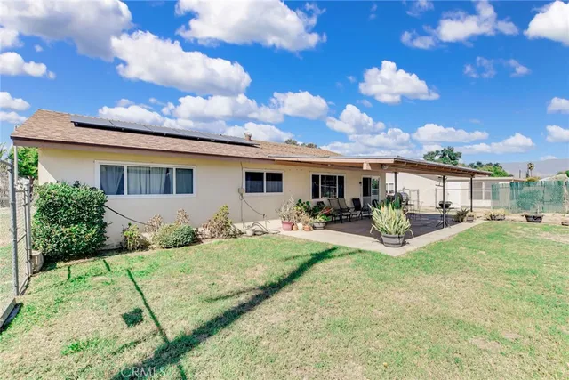 a view of a house with backyard