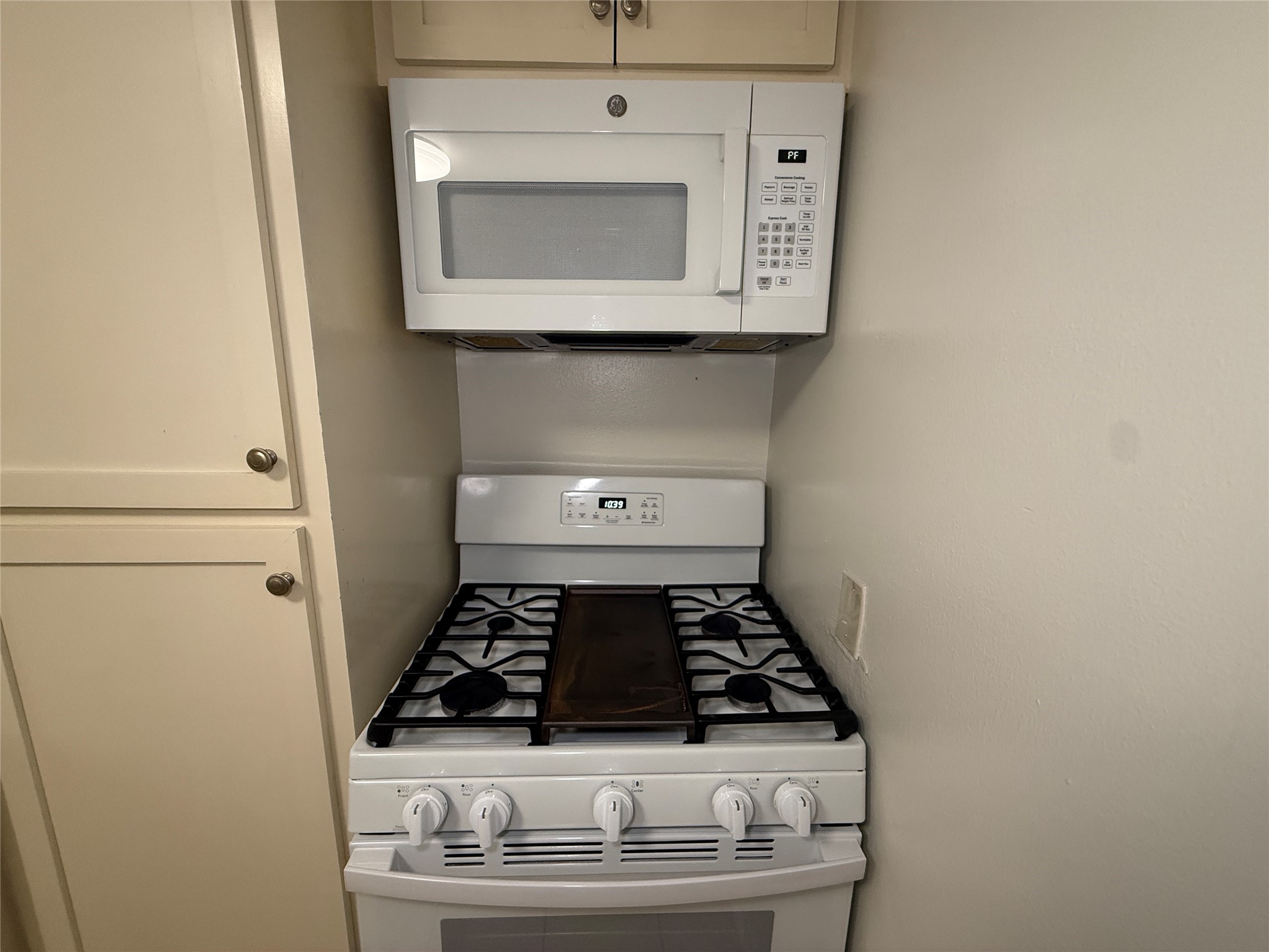 1318 Heights Boulevard, Unit 4 Houston, TX 77008 - Photo 11 of 21 a close view of stove