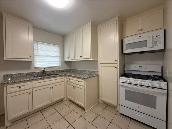 $1,050 | 1318 Heights Boulevard, Unit 4, Houston, TX 77008