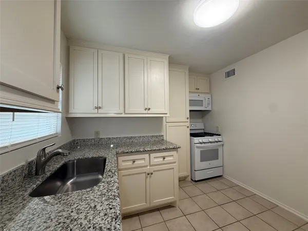 $1,050 | 1318 Heights Boulevard, Unit 4, Houston, TX 77008