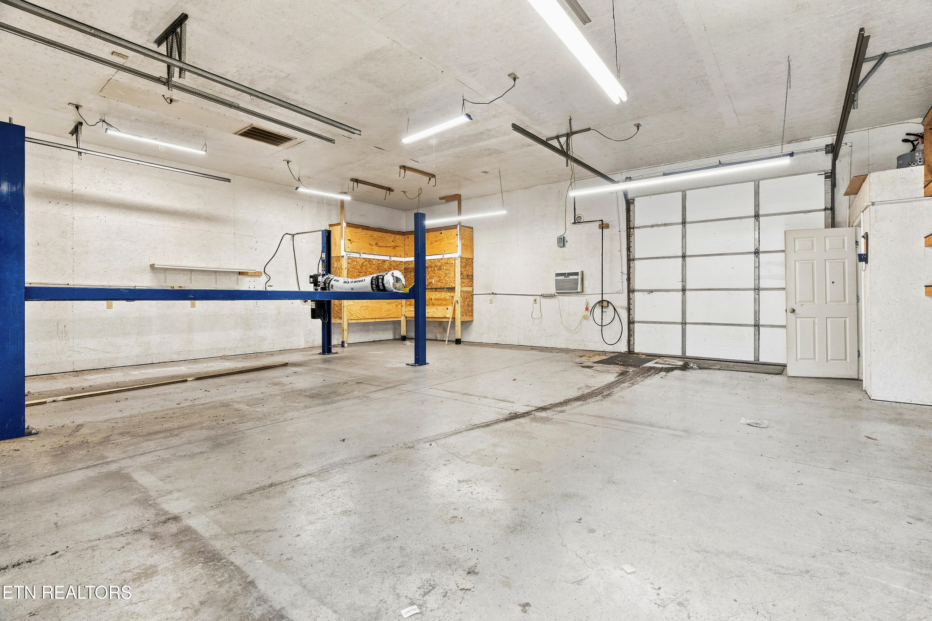 735 Pollard Road Kodak, TN 37764 - Photo 31 of 53 Huge 3 car garage with a lift