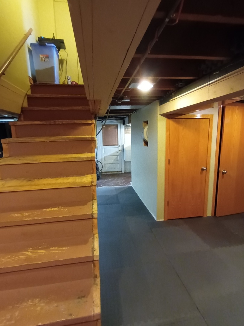 8742 East Prairie Road Skokie, IL 60076 - Photo 20 of 29 a view of entryway